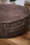 Carica l'immagine nel visualizzatore della galleria, Pouf rotondo in velluto a coste, perfetto per un bambino - comfort per il tuo piccolo