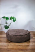 Carica l'immagine nel visualizzatore della galleria, Pouf rotondo in velluto a coste, perfetto per un bambino - comfort per il tuo piccolo