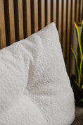 Cargar la imagen en la vista de la galería, Testata del letto, Poggiatesta in Boucle fabric - perfetto per lunghe serate - un nuovo livello di relax in camera da letto