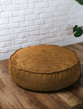 Carica l'immagine nel visualizzatore della galleria, Pouf rotondo in velluto a coste, perfetto per un bambino - comfort per il tuo piccolo