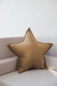 Cargar la imagen en la vista de la galería, Almohada decorativa estrella de terciopelo