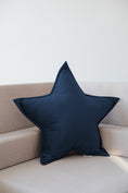 Cargar la imagen en la vista de la galería, Almohada decorativa estrella de terciopelo