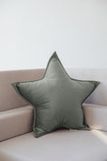 Cargar la imagen en la vista de la galería, Almohada decorativa estrella de terciopelo
