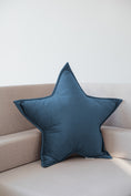 Cargar la imagen en la vista de la galería, Almohada decorativa estrella de terciopelo