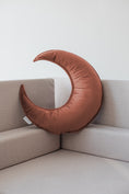 Cargar la imagen en la vista de la galería, Almohada decorativa príncipe de terciopelo