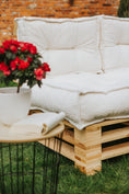 Carica l'immagine nel visualizzatore della galleria, Cuscino per mobili da giardino Aspen - Tessuto bouclé morbido e resistente, perfetto per mobili da giardino e in rattan in giardino e sulla terrazza