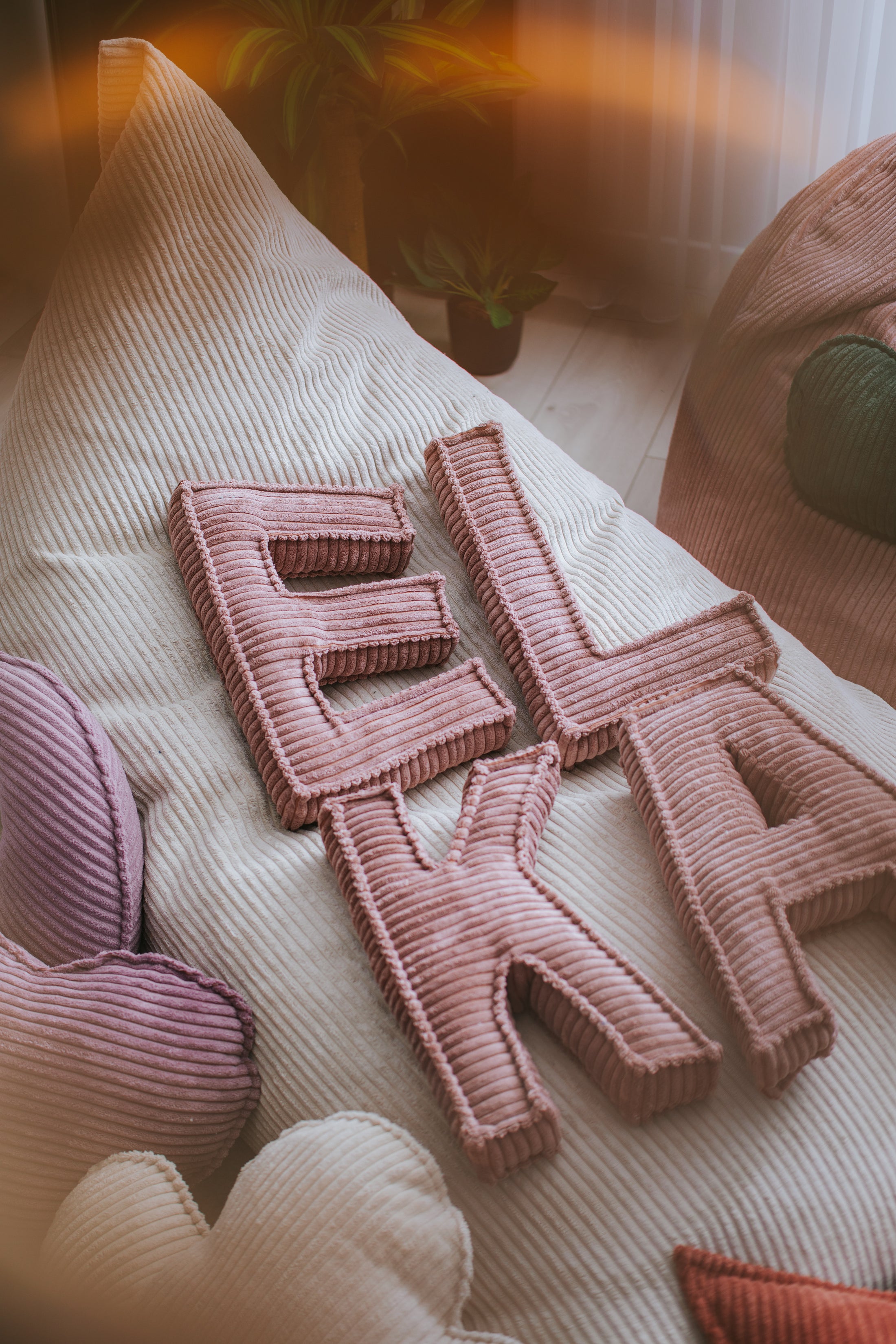 Cojín decorativo letras pana