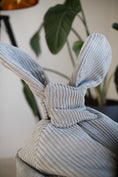 Cargar la imagen en la vista de la galería, Poltrona Rabbit: morbidezza, stile e allegria in uno!