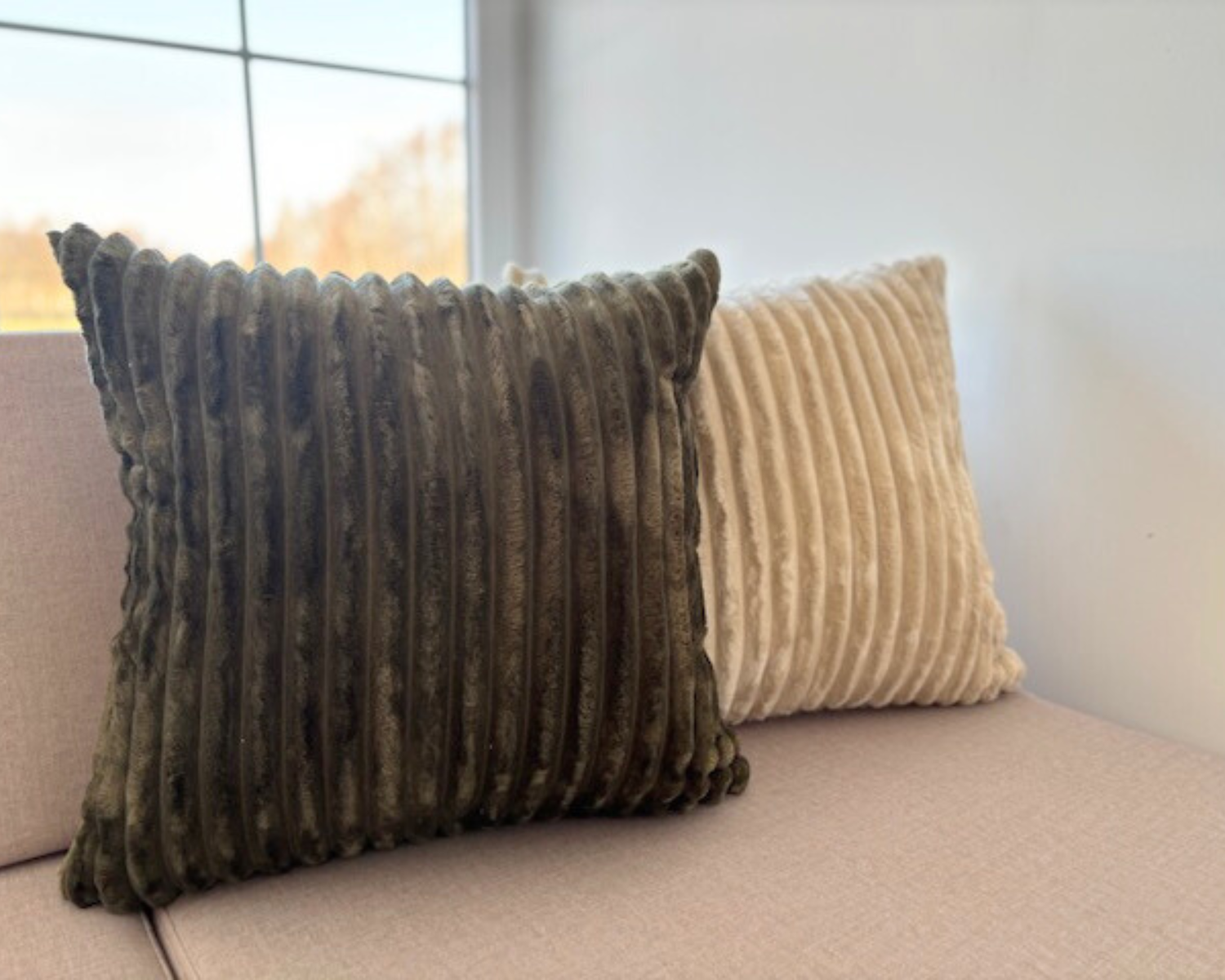 Dekorative Kissen aus breitem Cord