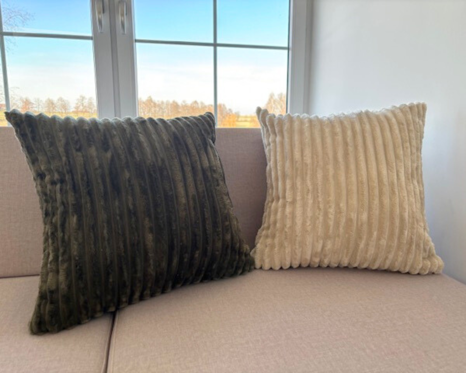 Dekorative Kissen aus breitem Cord