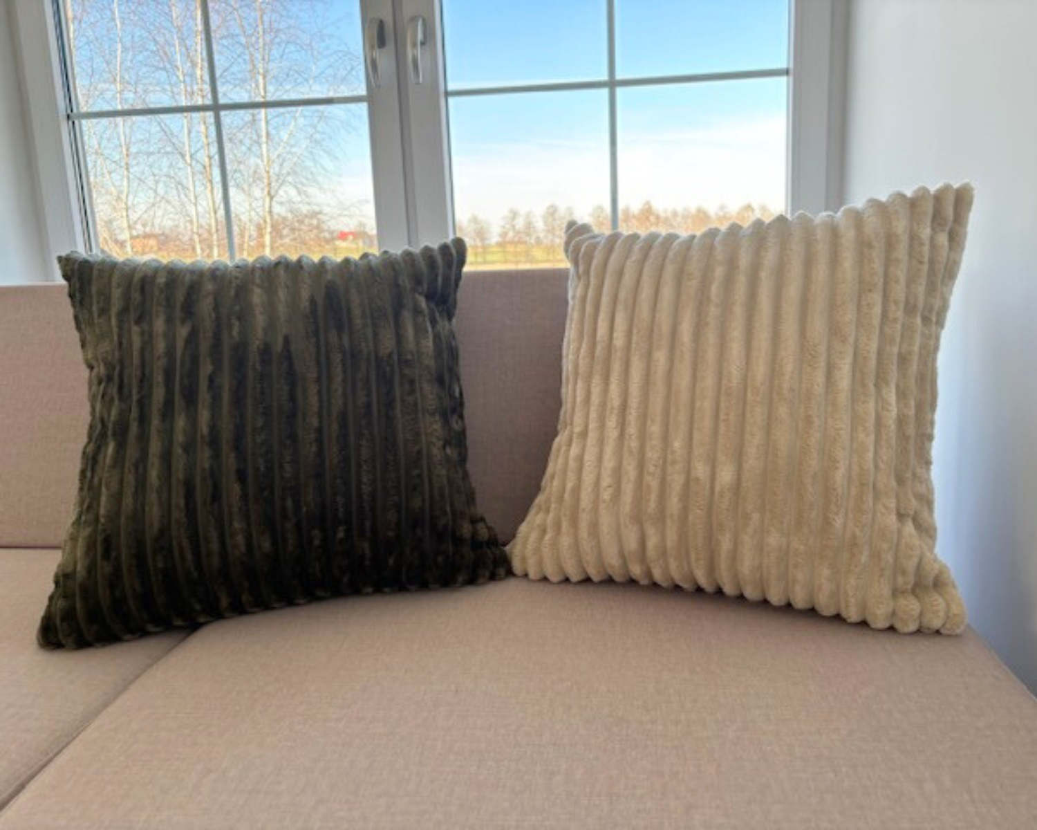 Dekorative Kissen aus breitem Cord