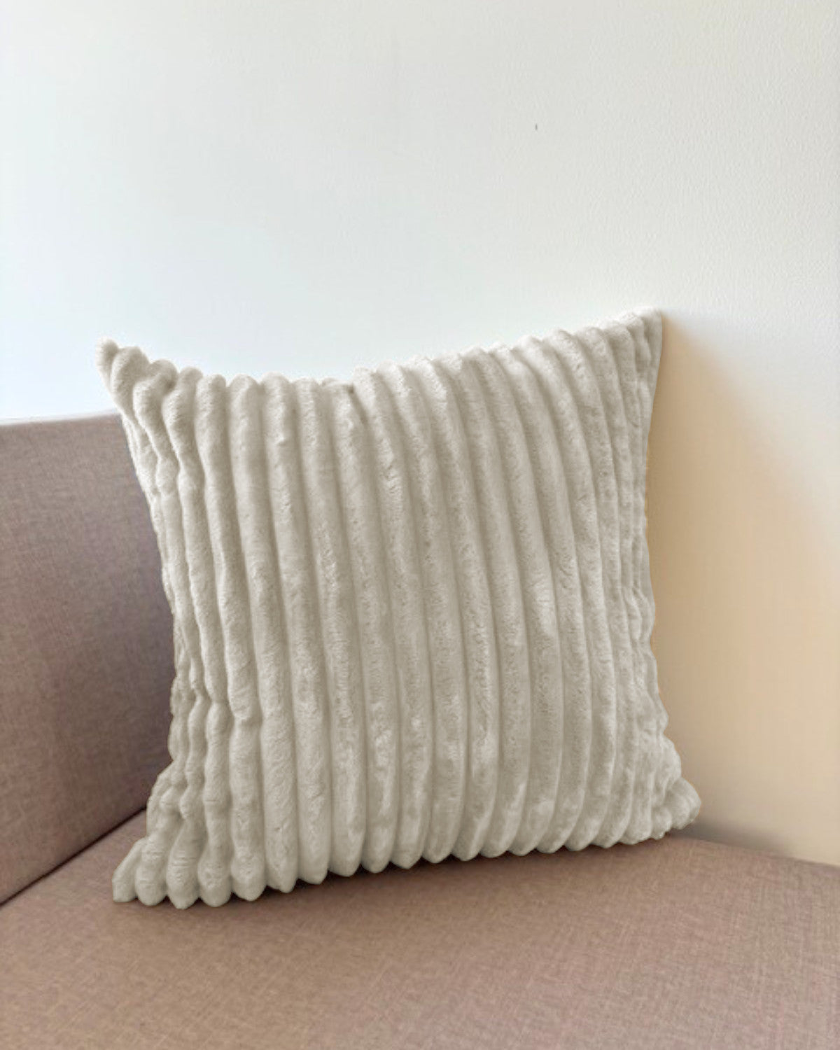 Dekorative Kissen aus breitem Cord