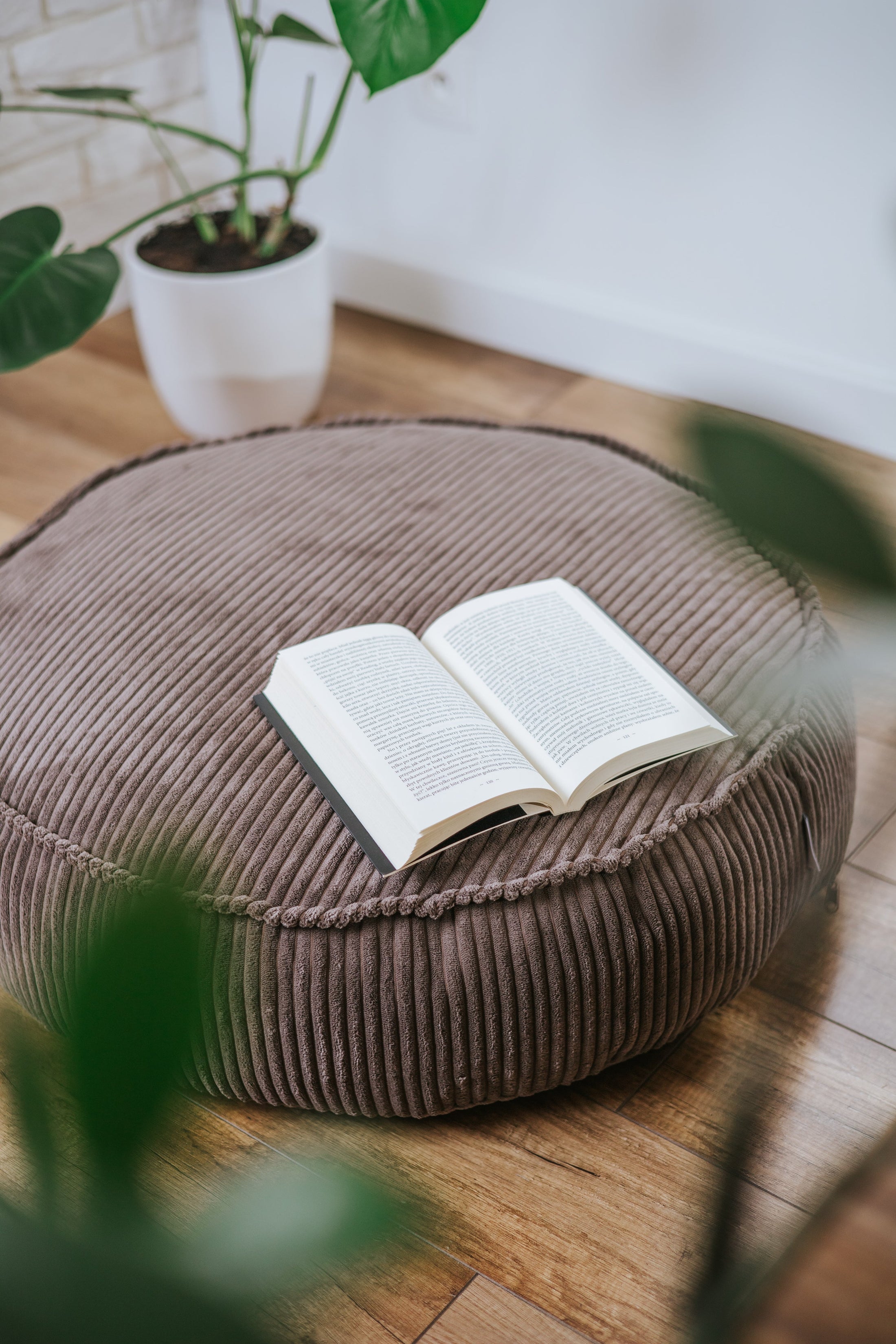 Pouf rotondo in velluto a coste, perfetto per un bambino - comfort per il tuo piccolo