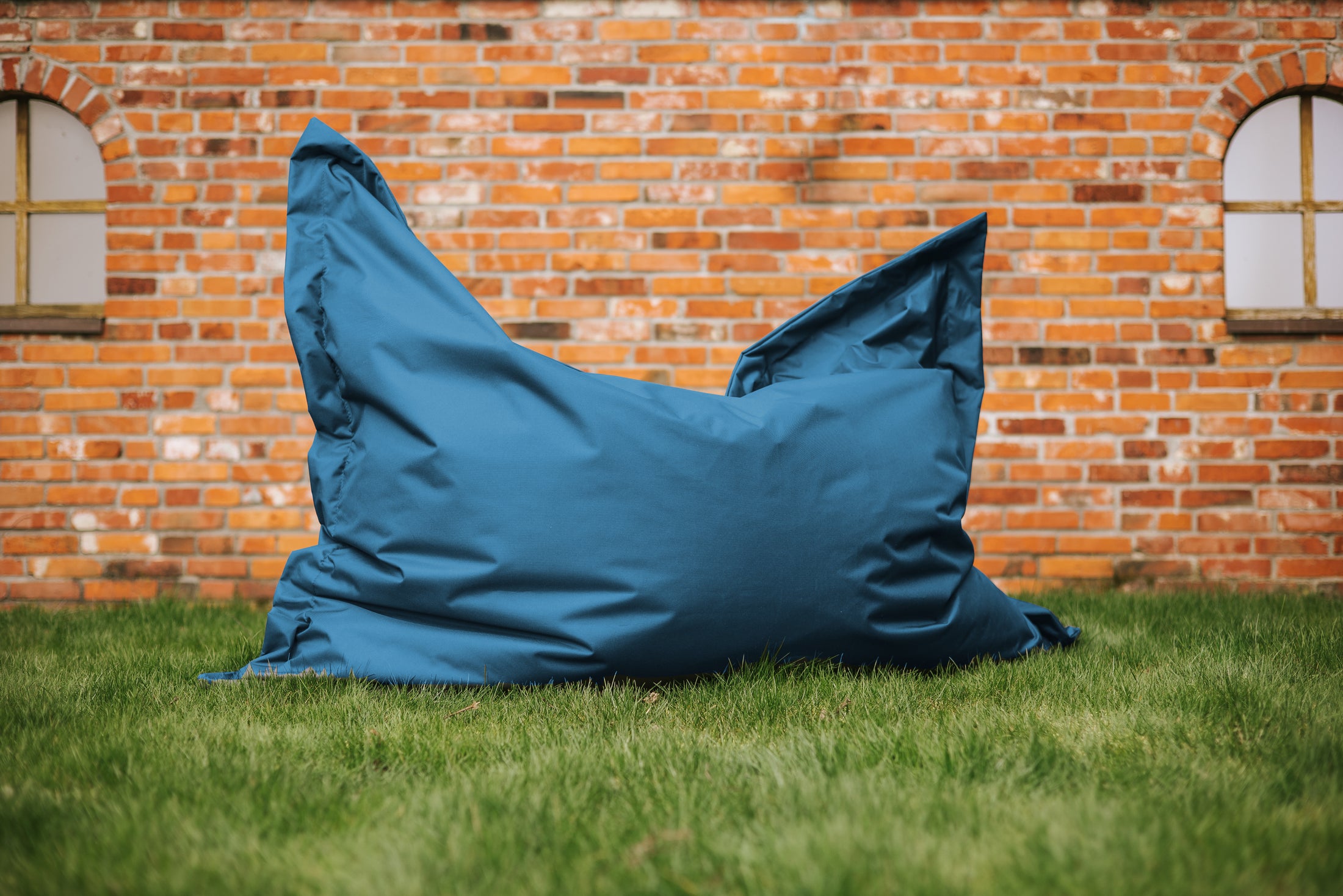 chilly pilley Sitzsack L XL XXL Bodenkissen Beanbag Styropor Füllung Riesensitzsack Sitzkissen Gartenkissen zum Liegen und Sitzen Wasserdicht Wasserabweisend