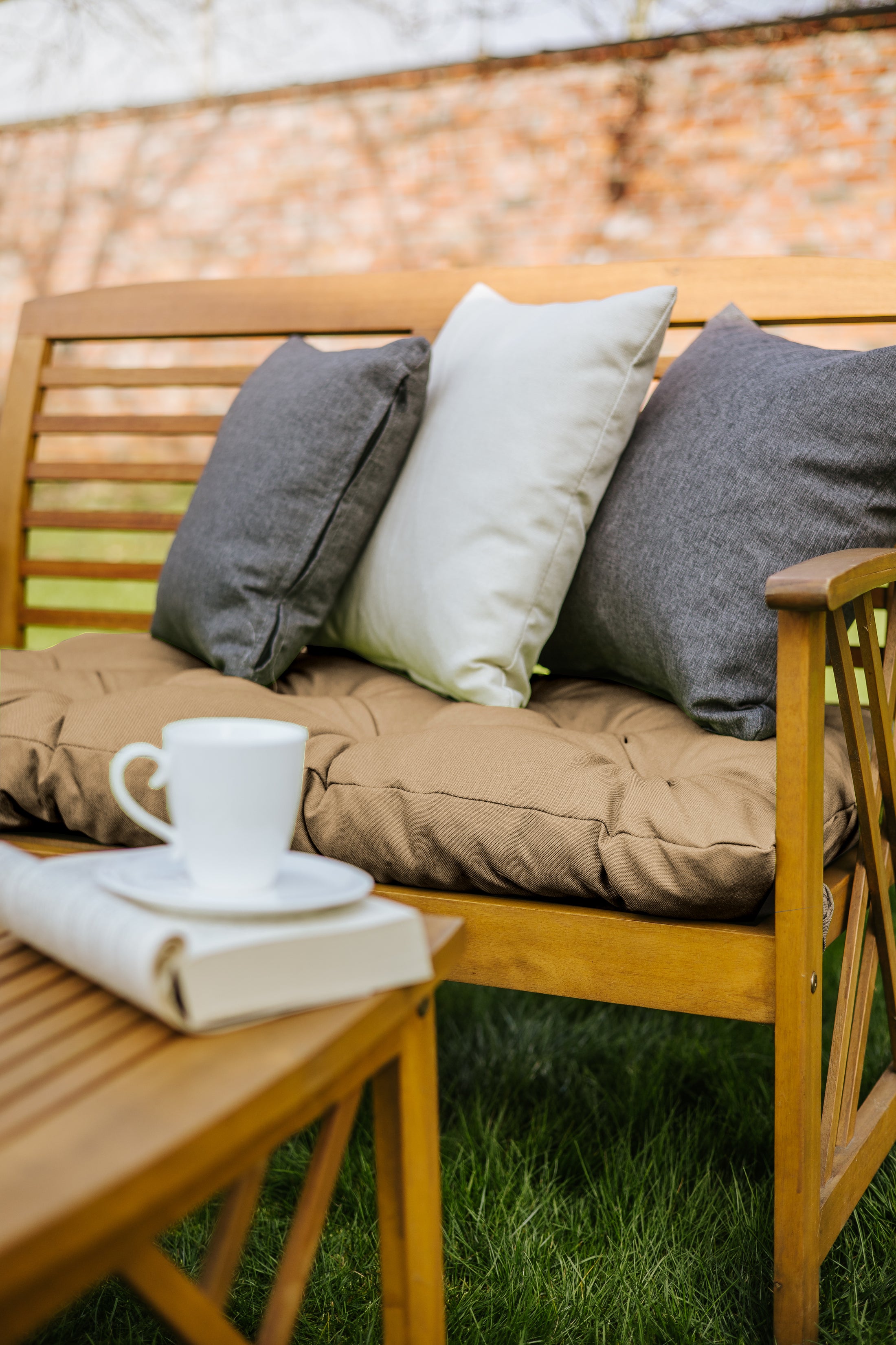 Gestepptes Gartenbankkissen mit Gürtelschlaufen