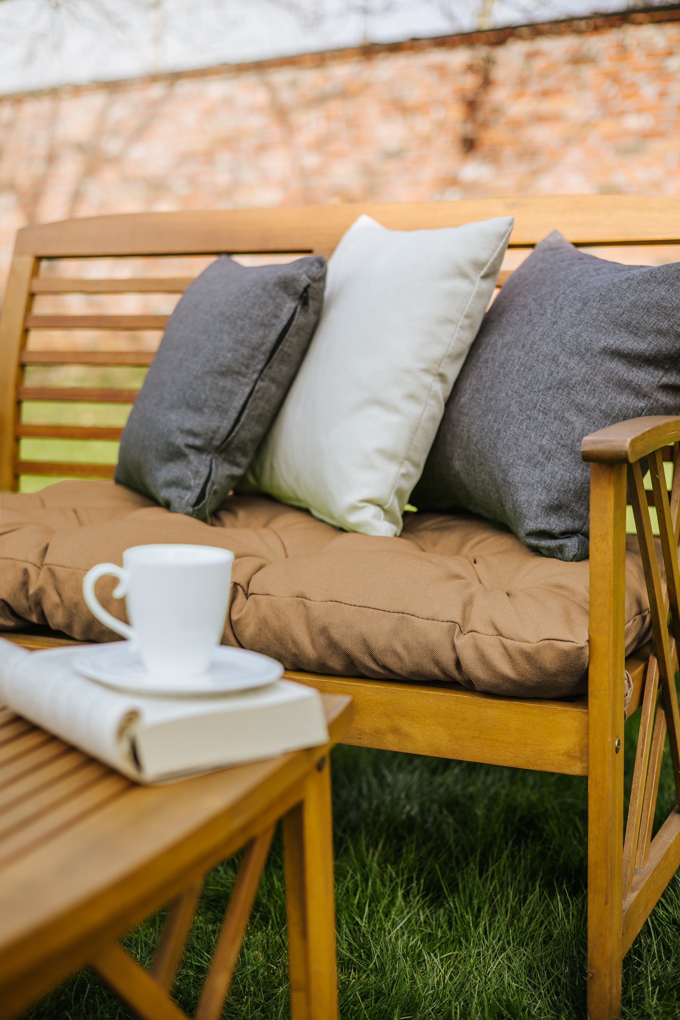 Gestepptes Gartenbankkissen mit Gürtelschlaufen